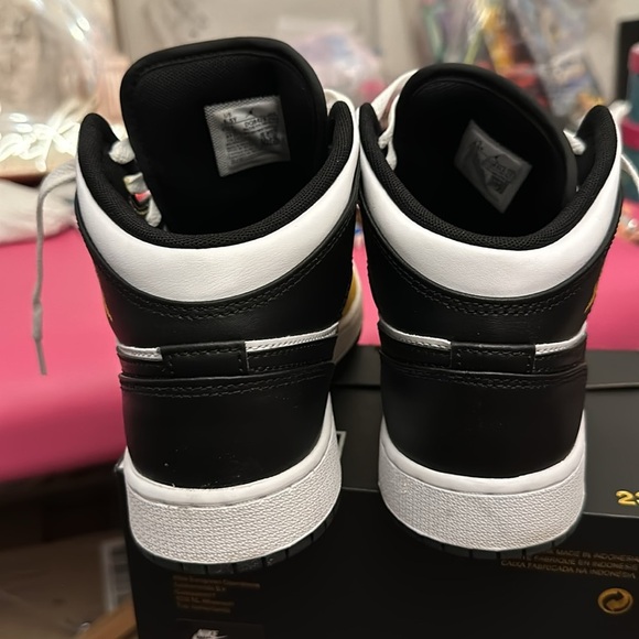 TODAY SALE ONLY - Air Jordans 1  mid, GS 6 1/2 boys - Picture 9 of 11